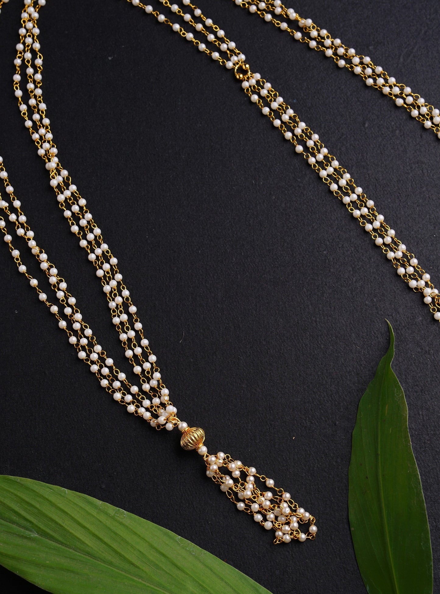 The Janav/Yagnopavit/Sacred Thread is received by the batu,that he continues wearing from left shoulder to the right crossing the chest.Mundavalya,kanthi,bhikbali,topi,pagdi are boys accessories exclusively designed using Pearls,jadau & gold plated findings for Batu,for Upanayan/Vratabandha/munj /thread ceremony. 