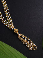 The Janav/Yagnopavit/Sacred Thread is received by the batu,that he continues wearing from left shoulder to the right crossing the chest.Mundavalya,kanthi,bhikbali,topi,pagdi are boys accessories exclusively designed using Pearls,jadau & gold plated findings for Batu,for Upanayan/Vratabandha/munj /thread ceremony. 