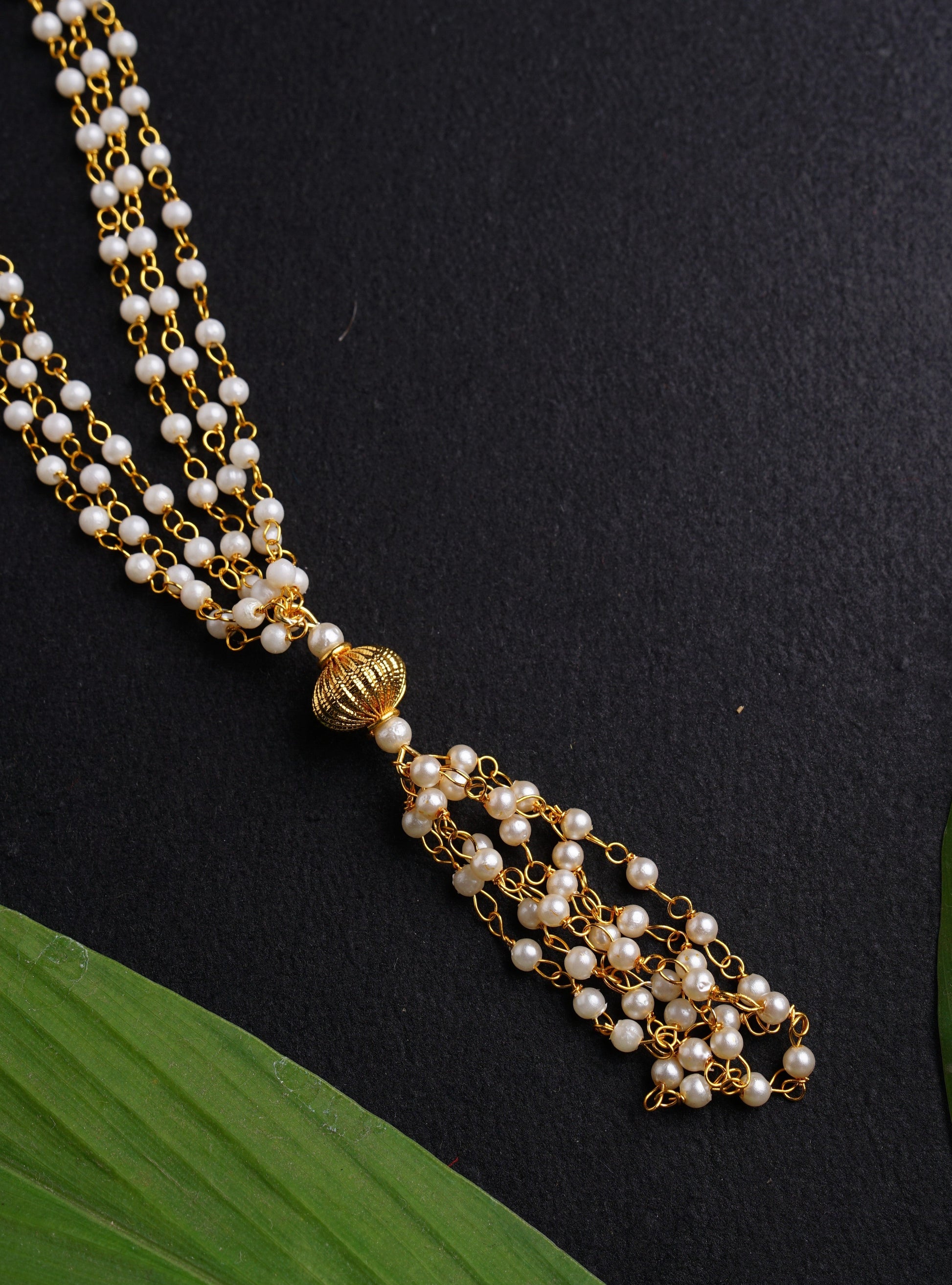 The Janav/Yagnopavit/Sacred Thread is received by the batu,that he continues wearing from left shoulder to the right crossing the chest.Mundavalya,kanthi,bhikbali,topi,pagdi are boys accessories exclusively designed using Pearls,jadau & gold plated findings for Batu,for Upanayan/Vratabandha/munj /thread ceremony. 