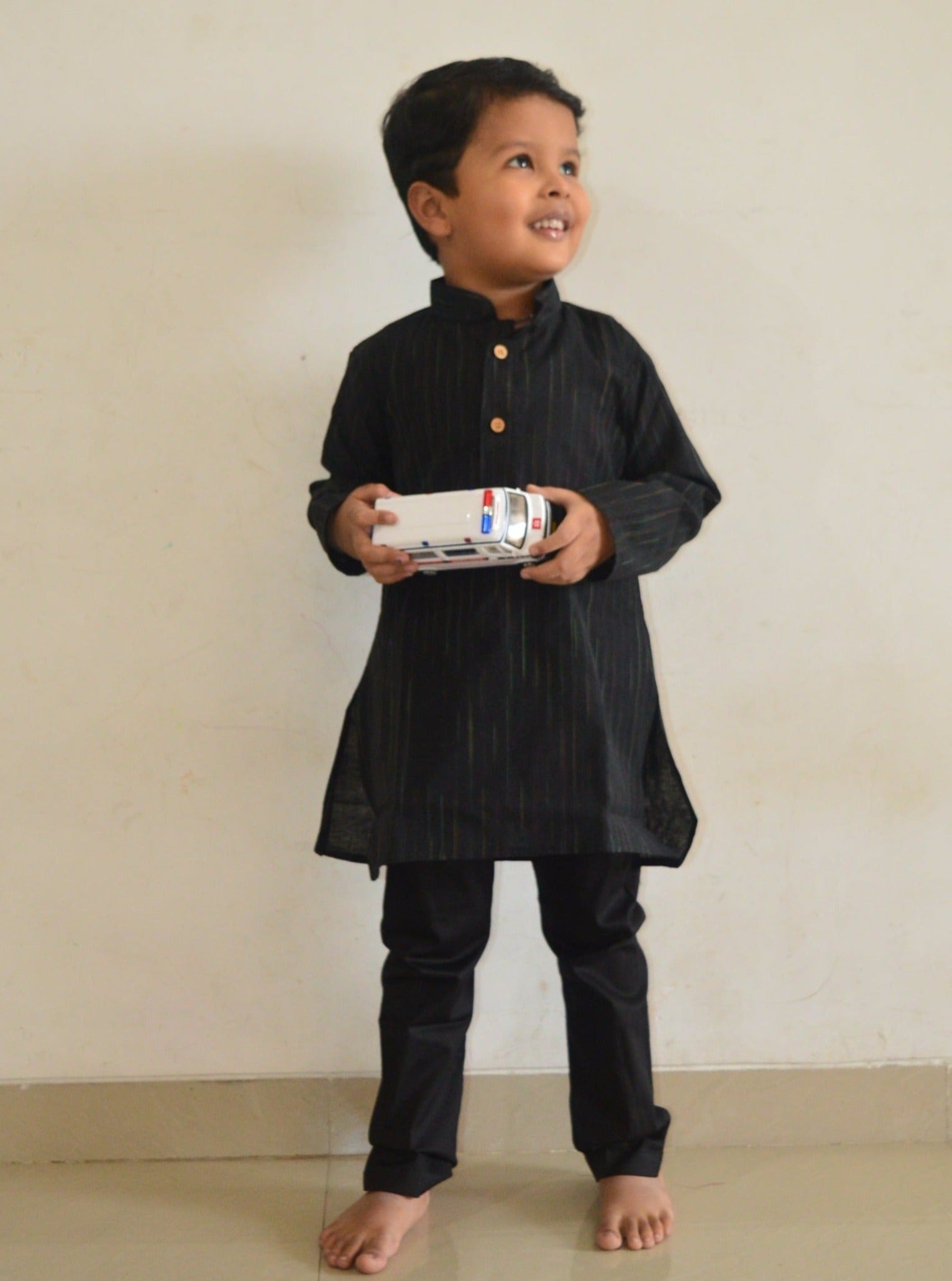 BCelebrate Sankrant in style with our elegant black ethnic wear for boys and girls. Crafted from luxurious silk brocade and Chanderi fabrics, this collection blends tradition with modern charm. Perfect for the Makar Sankrant festival ! 